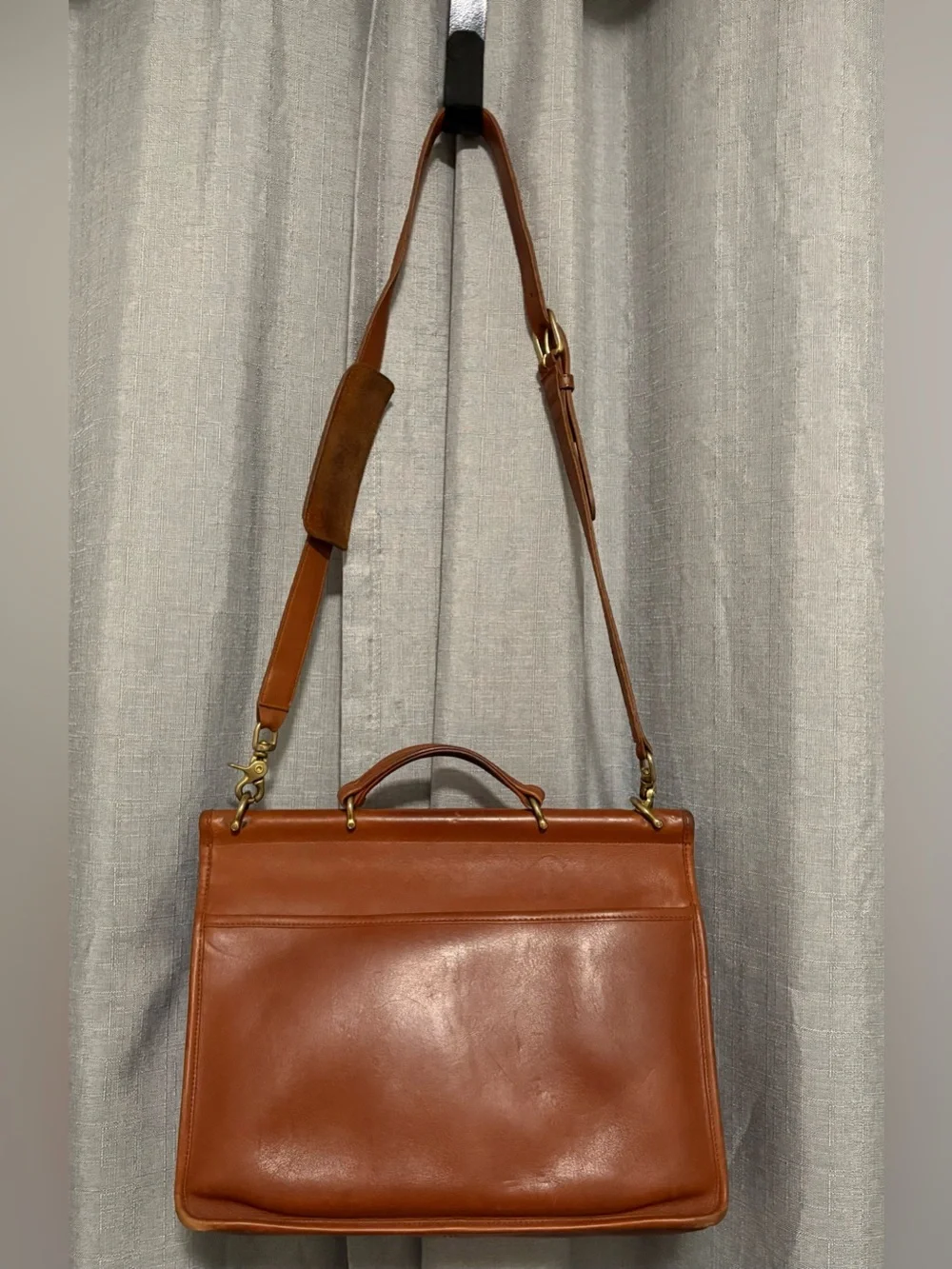 Vintage Coach Dowel Field Bag (Style 9940) in British Tan